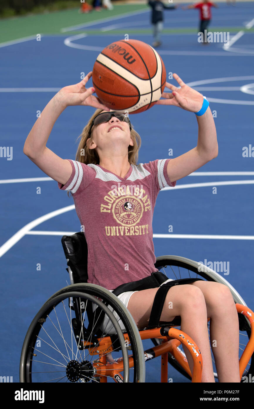 Ella Goolsby, 10, tenta di basket in carrozzella durante un giorno di esposizione per le famiglie durante il 2018 giochi presso la Air Force Academy in Colorado Springs, Colo. Giugno 3, 2018. (DoD foto di EJ Hersom) Foto Stock