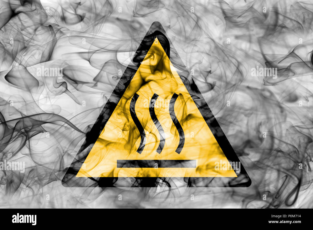 Superficie calda di avvertimento pericolo segno di fumo. Spia triangolo di pericolo, segno sullo sfondo di fumo. Foto Stock