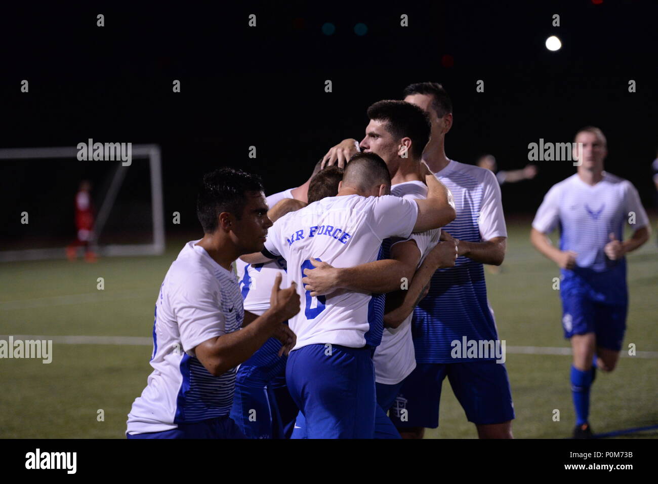 FORT BRAGG, N.C. - I membri della Air Force uomini squadra di calcio di celebrare un traguardo reso da Senior Airman Andrew Sanders di RAF Lakenheath, Regno Unito contro l esercito del Giorno Uno del 2018 le Forze Armate di uomini di calcio del campionato. Il campionato è tenuto a Fort Bragg, N.C. da 2-10 giugno, funzioni e i membri del servizio da parte dell'esercito, Marine Corps, la marina e la forza dell'aria. Le Forze Armate programma sportivo promuove la buona volontà e proietta un'immagine positiva dei nostri militari incoraggiando la forma fisica attraverso un settore altamente competitivo programma sportivo. (U.S. Navy Foto di Lt. Dana Ayers/rilasciato) Foto Stock