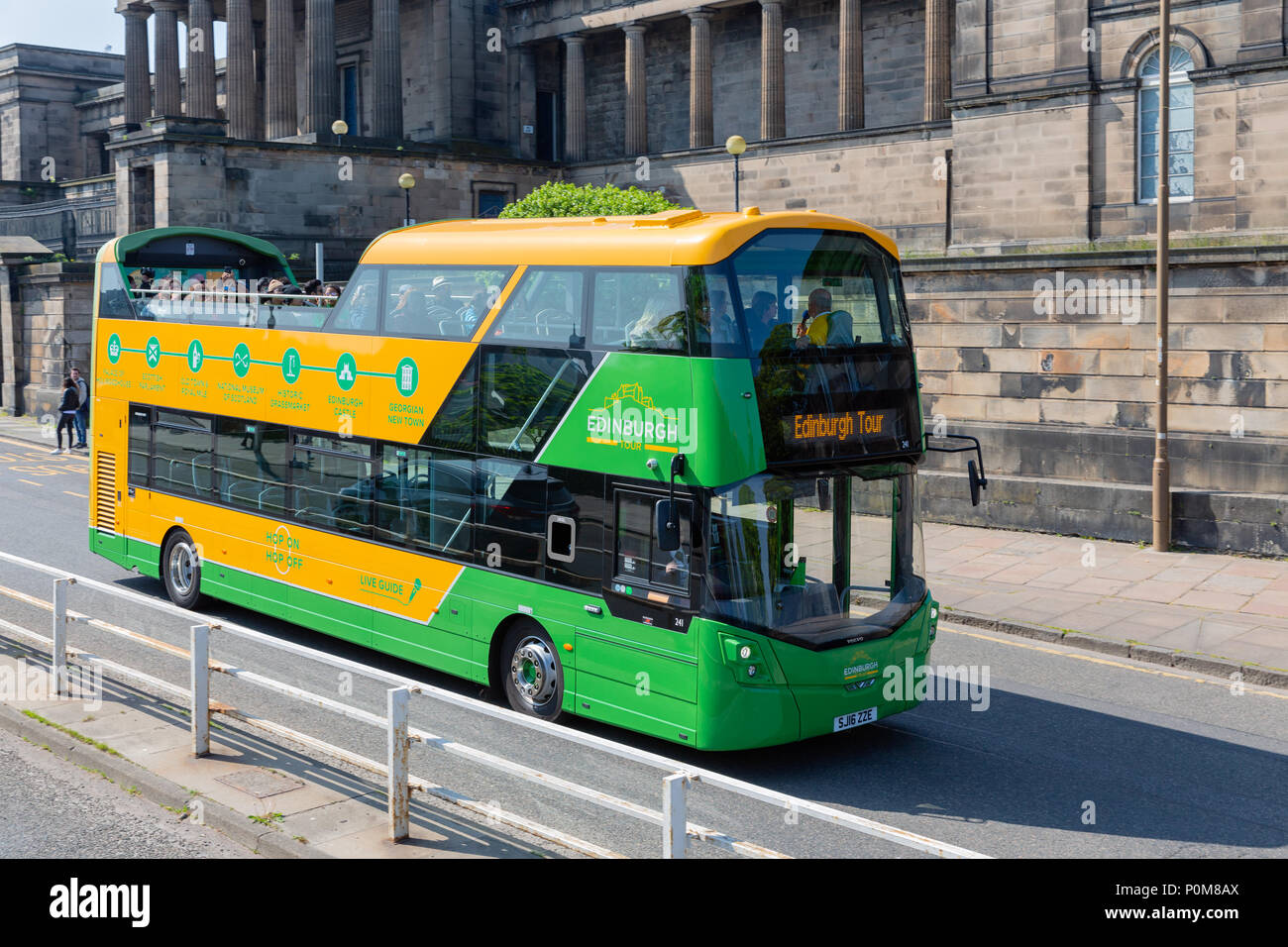 Autobus turistico vicino a Royal Mile di edifici storici in Edinburgh Foto Stock