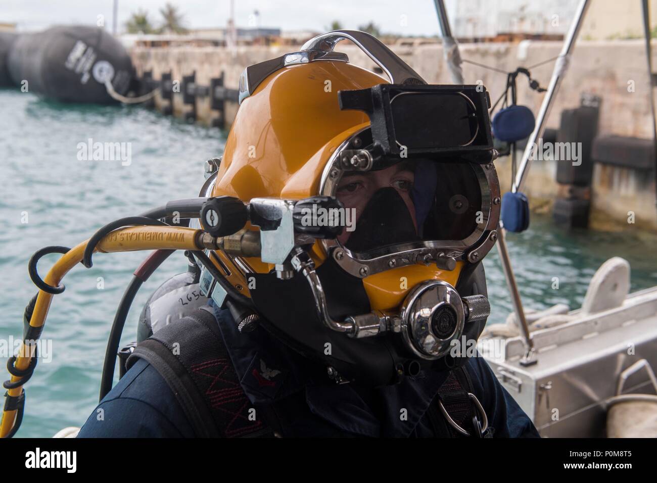 Costruzione elettricista di seconda classe Dailey Timoteo, da Snellville Georgia, attaccato alla costruzione subacquea Team (UCT) 2 esegue le operazioni di immersione in Apra Harbor, Guam Giugno 6, 2018. UCT 2 è specializzata nella costruzione, ispezione, manutenzione e riparazione di subacquea e waterfront strutture a sostegno della flotta del Pacifico. (U.S. Foto di Marina di Massa lo specialista di comunicazione di terza classe Kryzentia Richards/rilasciato) Foto Stock
