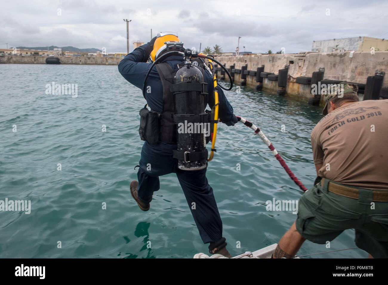 Costruzione elettricista di seconda classe Dailey Timoteo, da Snellville Georgia, attaccato alla costruzione subacquea Team (UCT) 2 esegue le operazioni di immersione in Apra Harbor, Guam Giugno 6, 2018. UCT 2 è specializzata nella costruzione, ispezione, manutenzione e riparazione di subacquea e waterfront strutture a sostegno della flotta del Pacifico. (U.S. Foto di Marina di Massa lo specialista di comunicazione di terza classe Kryzentia Richards/rilasciato) Foto Stock