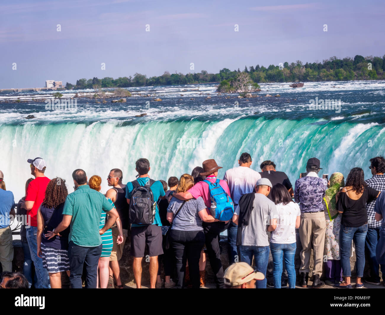 I turisti a guardare cascate Horseshoe da un punto di vista al lato canadese. Niagara Falls, Ontario, Canada Foto Stock