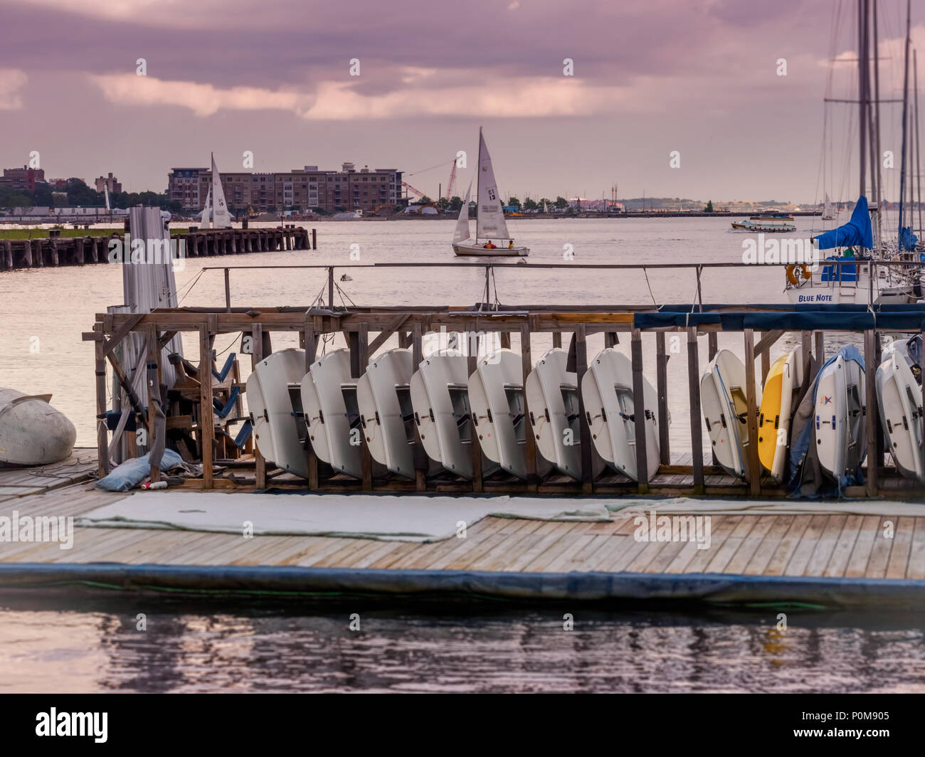 Splendido tramonto riflettendo su Charles River come un marinaio prende la sua barca a vela lontano dalla docking station Foto Stock