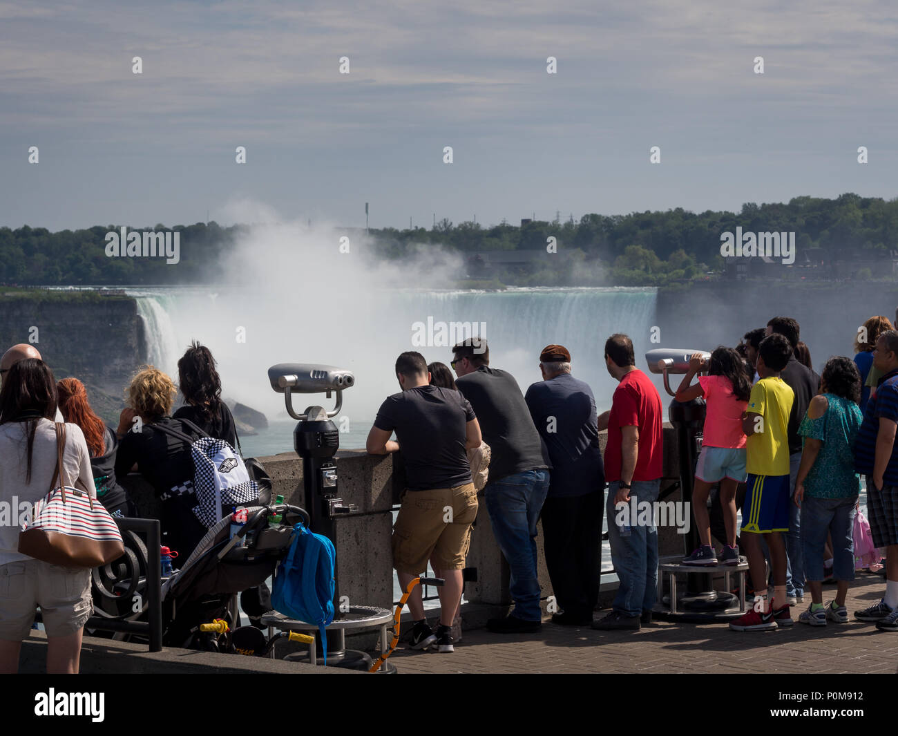 I turisti guardare cascate Horseshoe da un punto di vista al lato canadese. Niagara Falls, Ontario, Canada Foto Stock