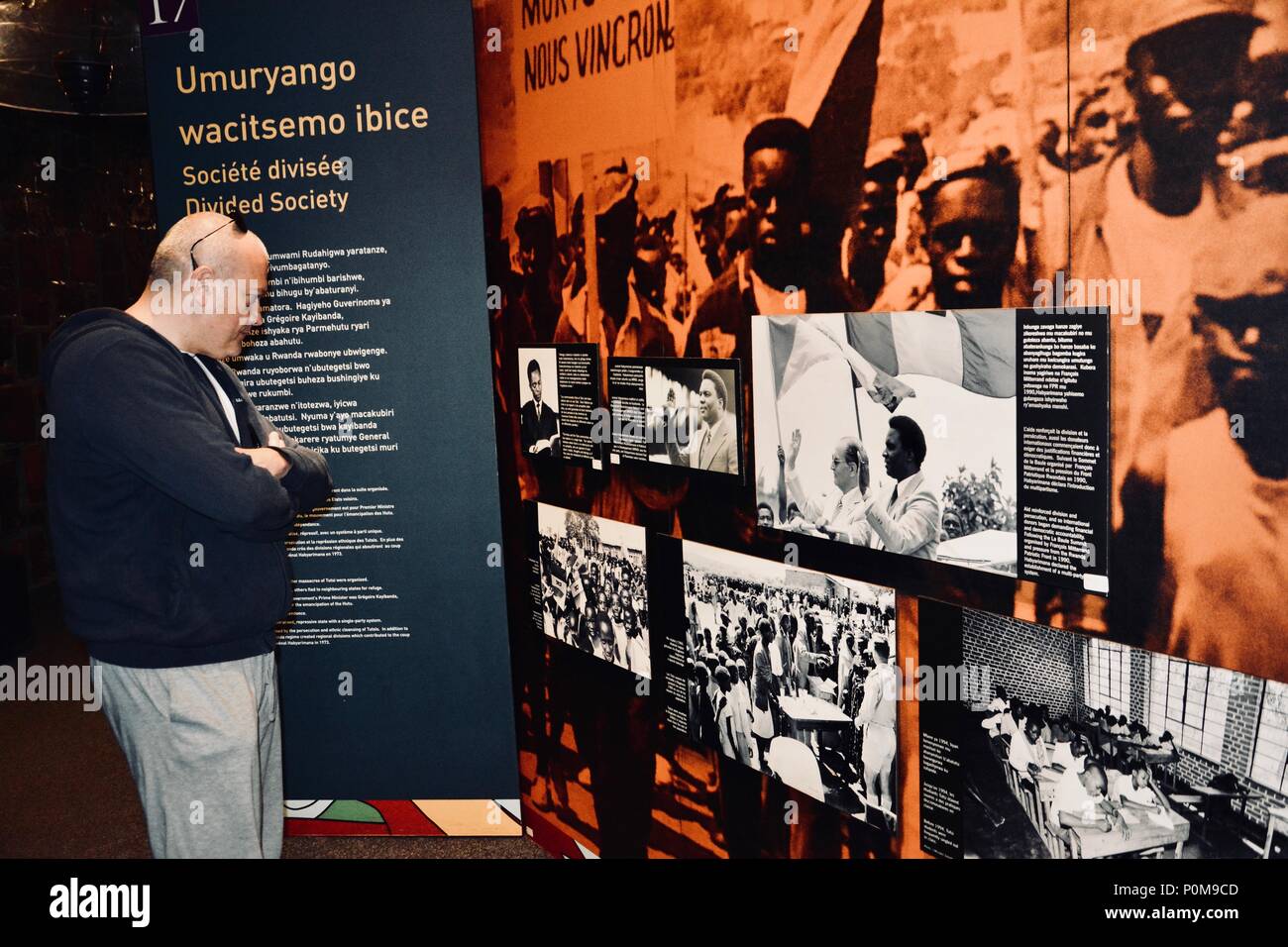 Il Kigali Genocide Memorial Centre è un sito commemorativo a Kigali, in Ruanda, che commemora il genocidio del 1994 contro i Tutsi, dove sono sepolte più di 250.000 vittime. Il centro comprende mostre educative che affrontano eventi come il reinsediamento Tutsi a Bugesera negli anni '1960 L'immagine di archivio registra un funzionario ospite che esamina le informazioni storiche durante una visita ufficiale connessa alle attività condivise dell'accordo 2018. Foto Stock