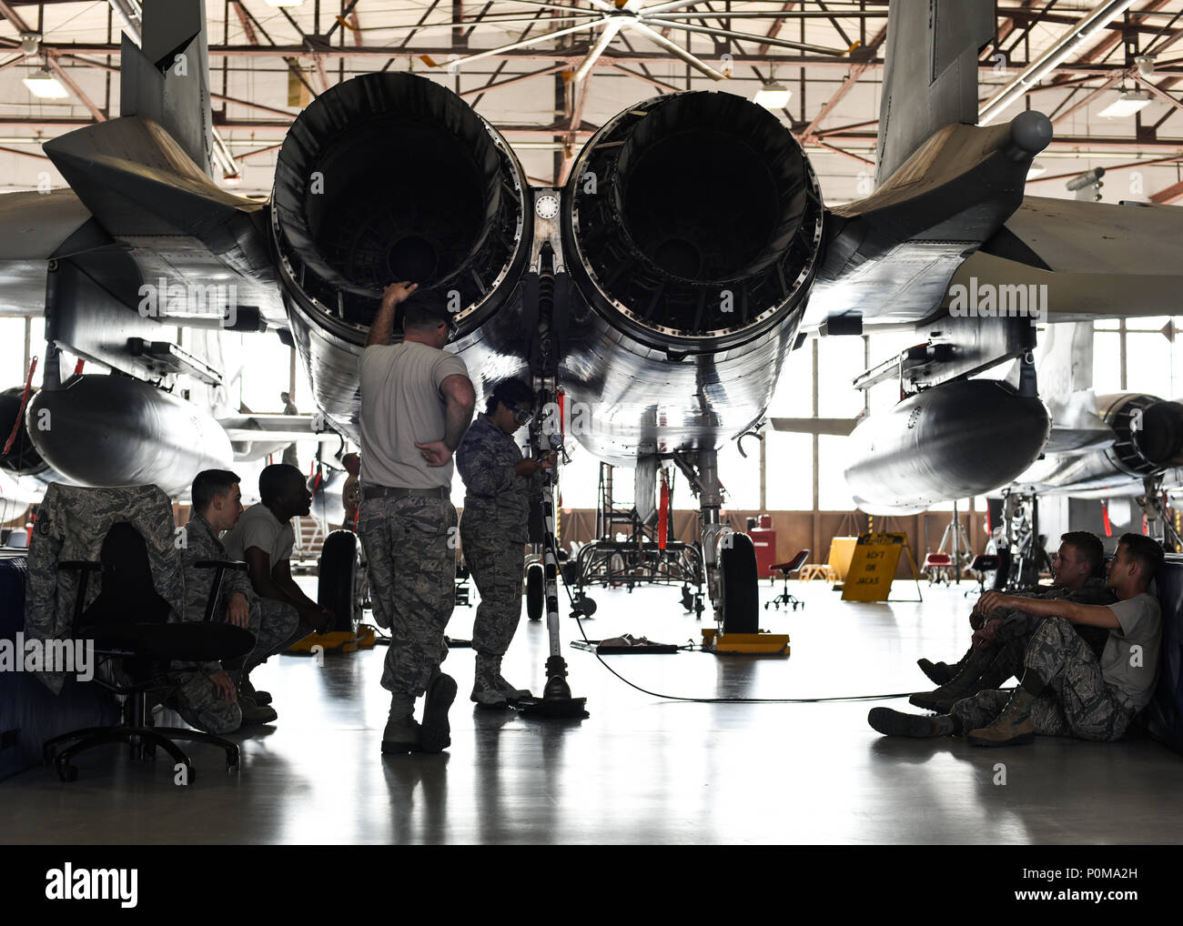 Un 362 Training Squadron F-15 capo equipaggio apprendista corso controlli dello studente di un assale posteriore di atterraggio mentre i suoi compagni guarda e attendono il loro turno a Sheppard Air Force Base in Texas, Giugno 5, 2018. Ogni classe differisce dalla dimensione, ma ogni F-15 Eagle capo equipaggio apprendista viene mostrato, testare, quindi valutato su tutto dal carrello di atterraggio a prova idraulica nel F-15's cockpit. Tutti gli aspetti sono apprese in circa quattro a sei mesi. (U.S. Air Force foto di Airman 1. Classe Pedro Tenorio) Foto Stock