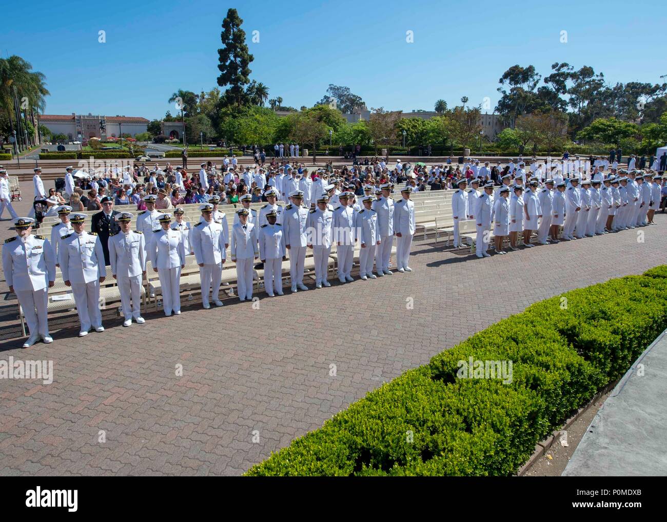 180607-N-YR245-0015 SAN DIEGO (7 giugno 2018) La formazione professionale Laurea di 2018 da Naval Medical Center di San Diego marche a loro sedi nel corso di una cerimonia al Spreckels Organ Pavilion di Balboa Park. Vice Adm. Forrest Faison III, Navy chirurgo generale e chief, U.S. Navy Bureau di Medicina e Chirurgia, era l'oratore ospite alla cerimonia di laurea. (U.S. Navy foto di MC2 Craig Z. Rodarte/rilasciato) Foto Stock