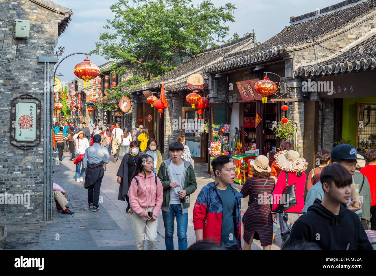 Yangzhou, Jiangsu, Cina. Dong Guan Street a metà pomeriggio. Foto Stock