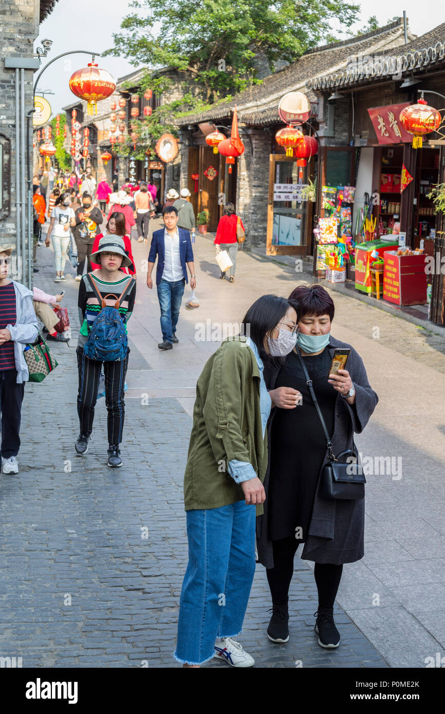 Yangzhou, Jiangsu, Cina. Dong Guan Street a metà pomeriggio. Foto Stock