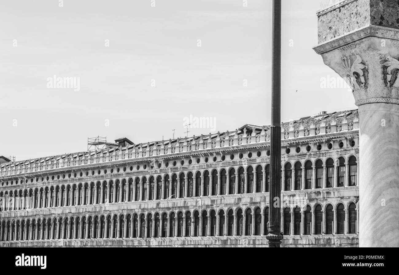 Le arcate della facciata su Piazza San Marco a Venezia, Italia Foto Stock