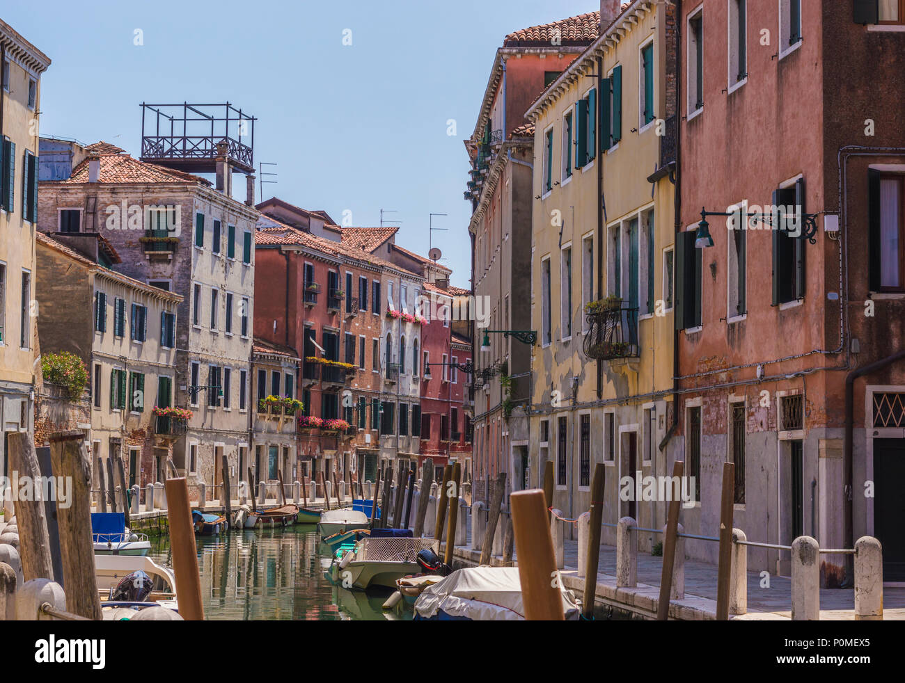 Gli edifici di vecchia costruzione, vicoli e barche a motore lungo backstreet Canal a Venezia, Italia Foto Stock