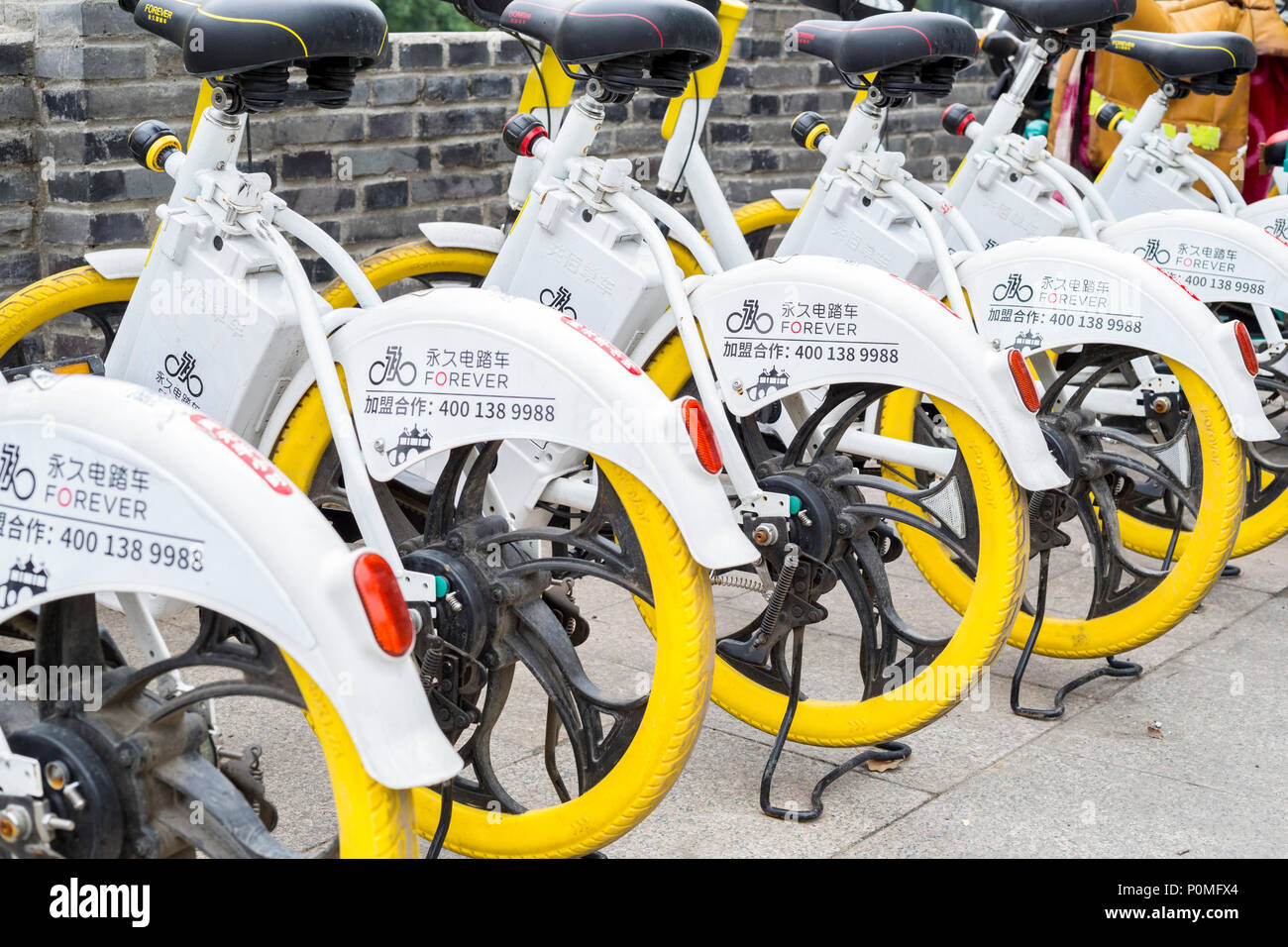 Yangzhou, Jiangsu, Cina. Noleggio di biciclette in attesa di essere utilizzati. Foto Stock