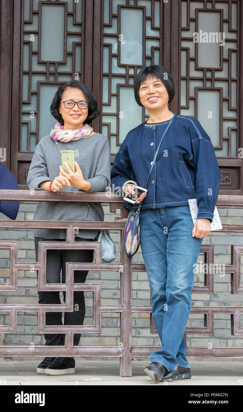 Yangzhou, Jiangsu, Cina. Giovani donne cinesi in abiti casual, snello West Lake Park. Foto Stock