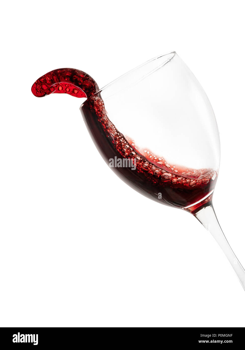 Vino rosso con vetro splash. Isolato su bianco, percorso di clipping incluso Foto Stock
