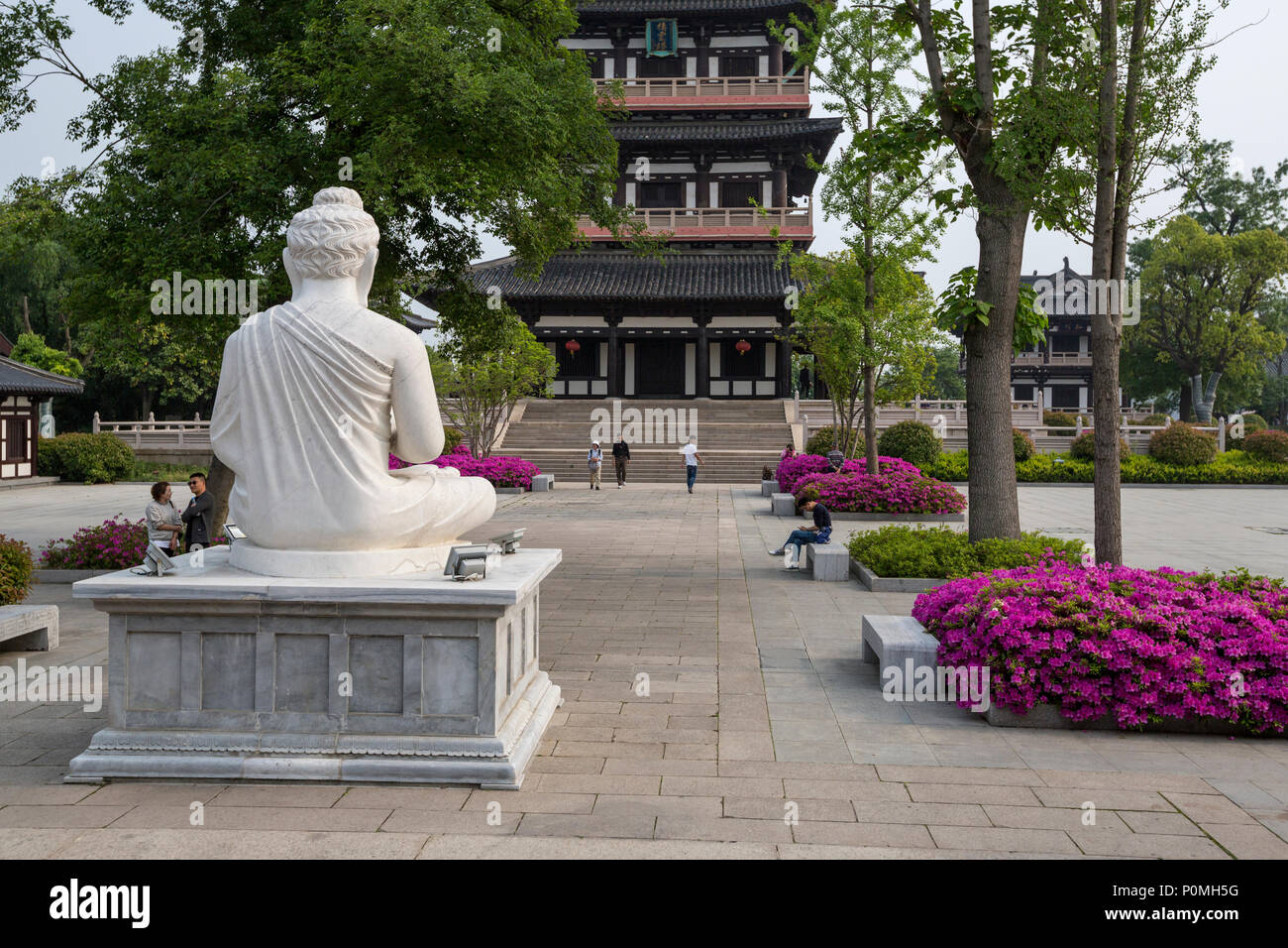 Yangzhou, Jiangsu, Cina. Statua di Buddha in Daming tempio motivi. Foto Stock