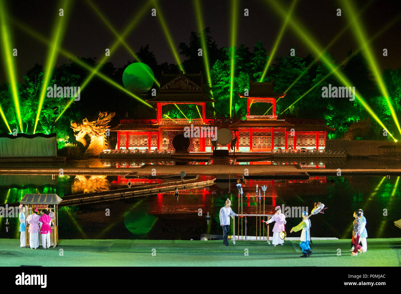 Yangzhou, Jiangsu, Cina. Serata spettacolo di danza, "Una notte di fiori e di Moonlight dalla molla Fiume". Foto Stock