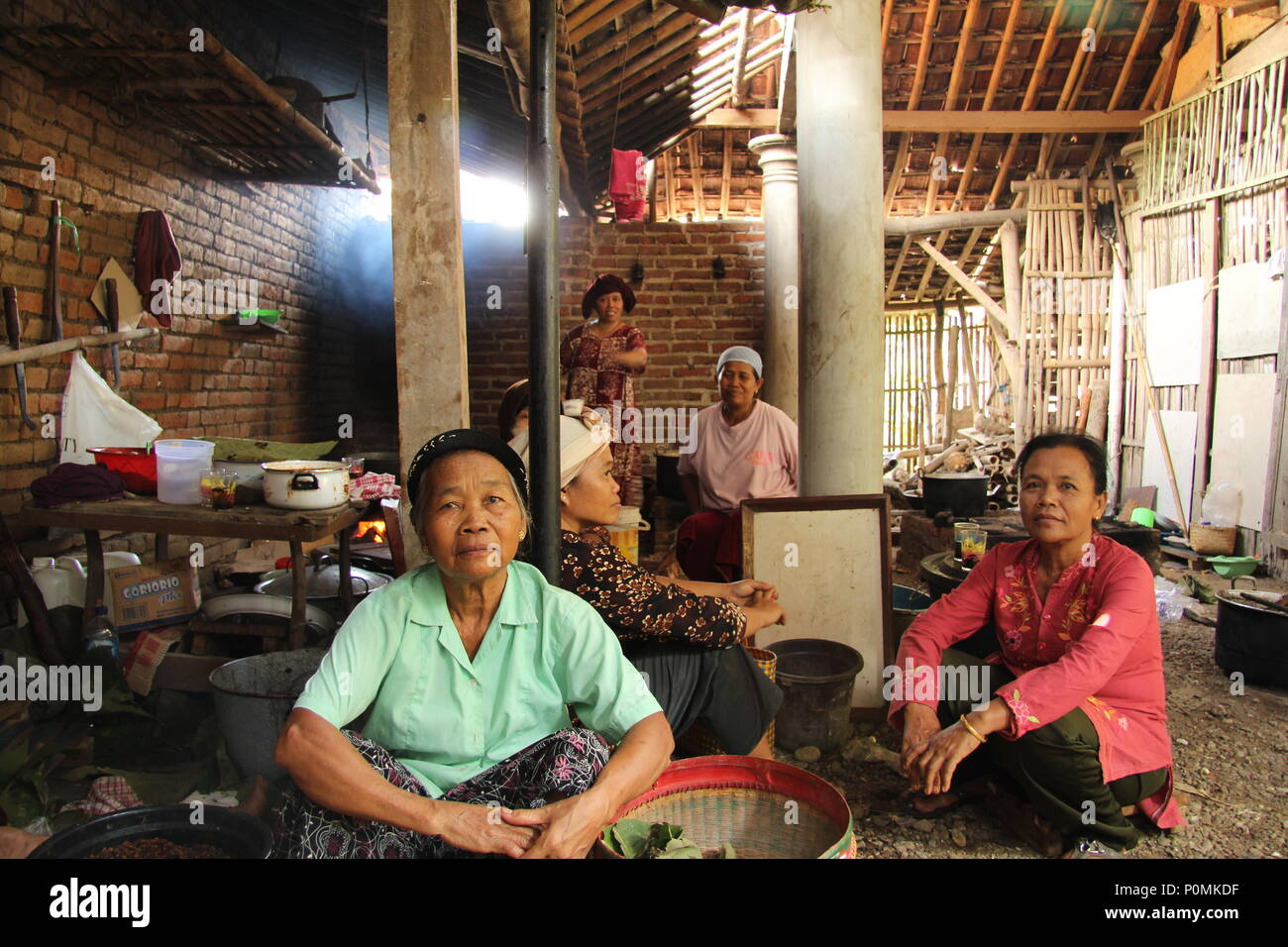 I preparativi per un matrimonio islamico in Ponorogo, Indonesia Foto Stock