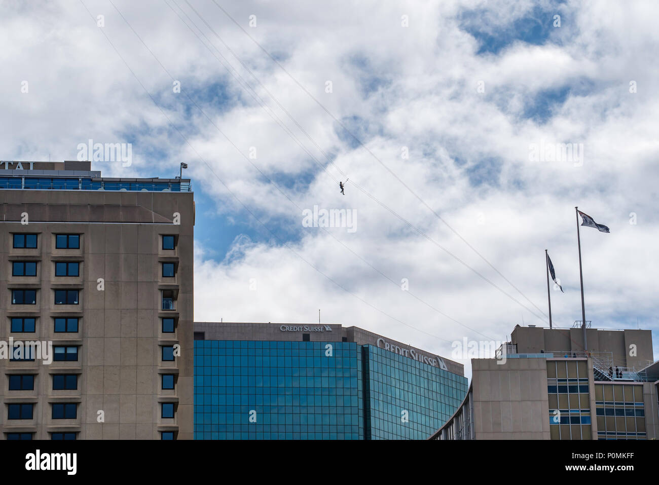 La fondazione di AMP Big Zipper era un temp zip line e Australia il primo edificio a edificio carità zip line. Correva tra i due grattacieli AMP Foto Stock