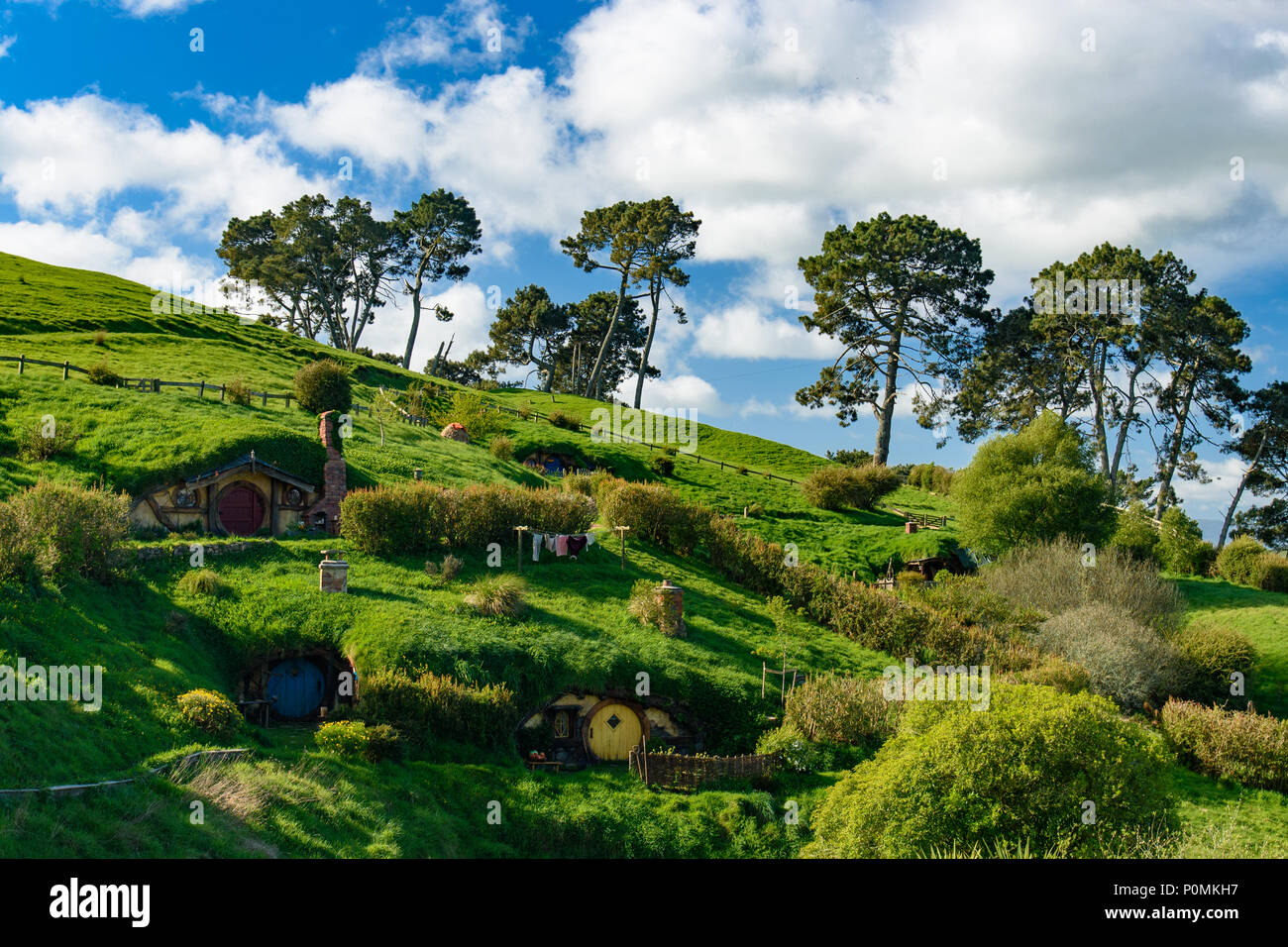 Hobbiton Movie set di Shire nel Signore degli Anelli e Lo Hobbit trilogie, Matamata, Nuova Zelanda Foto Stock