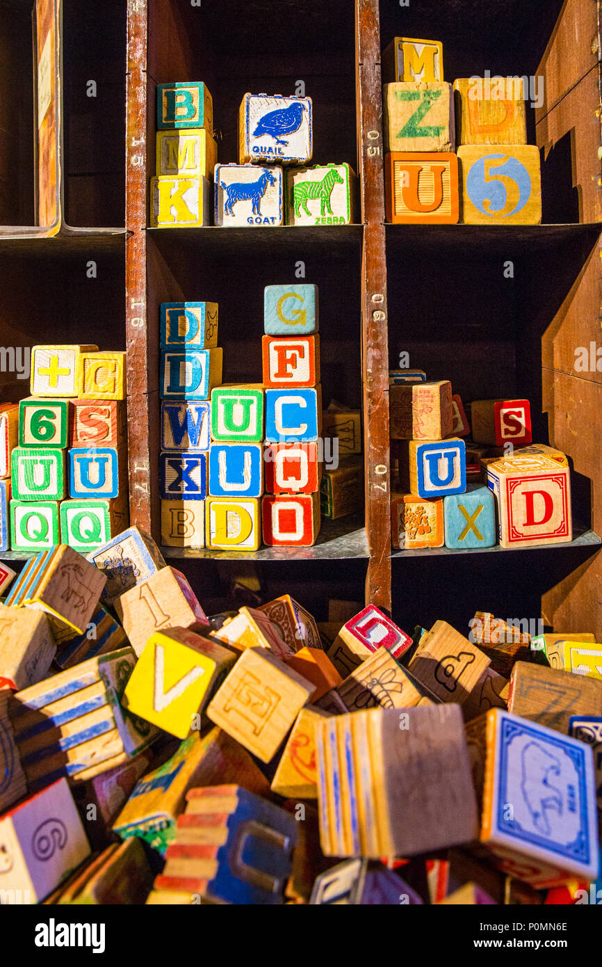 Ripiano e pila di colorati per bambini in legno alfabeto dei giocattoli di blocco Foto Stock