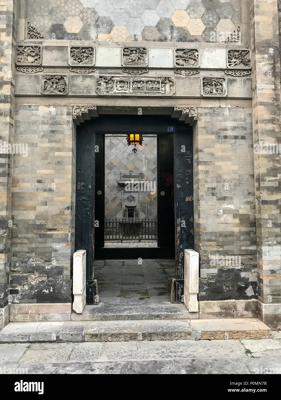 Yangzhou, Jiangsu, Cina. Ingresso alla residenza del XIX secolo di sale Merchant Lu Shaoxu, un patrimonio nazionale sito. Foto Stock