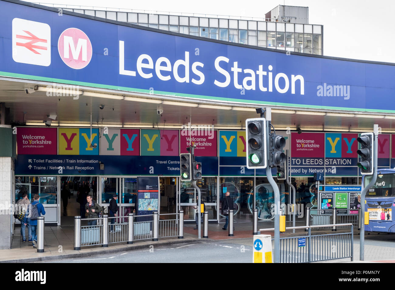 Leeds stazione ferroviaria, segno e ingresso principale alla stazione di New Street, Leeds, West Yorkshire, Inghilterra, Regno Unito Foto Stock