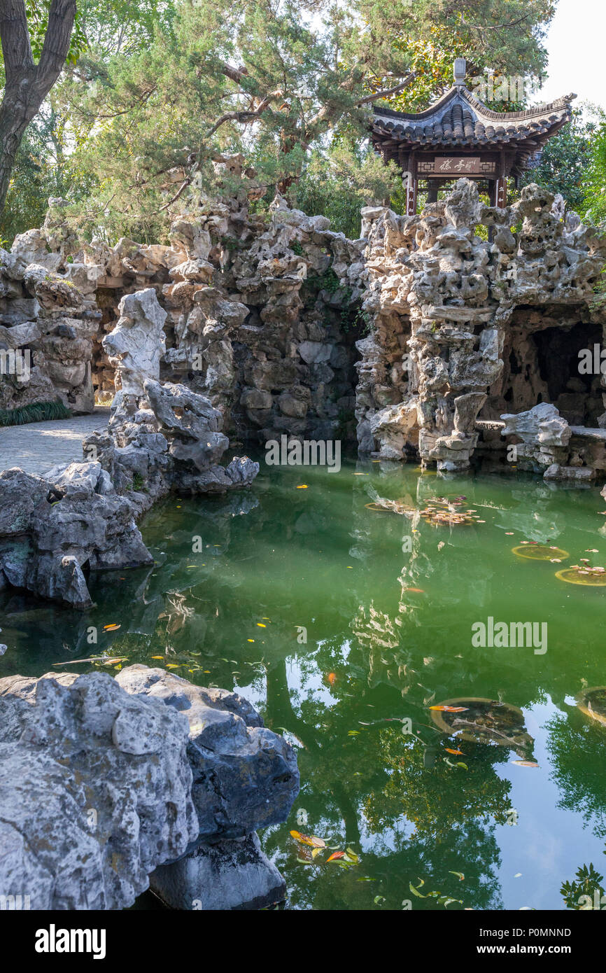 Yangzhou, Jiangsu, Cina. Ge del laghetto in giardino e le formazioni rocciose. Foto Stock