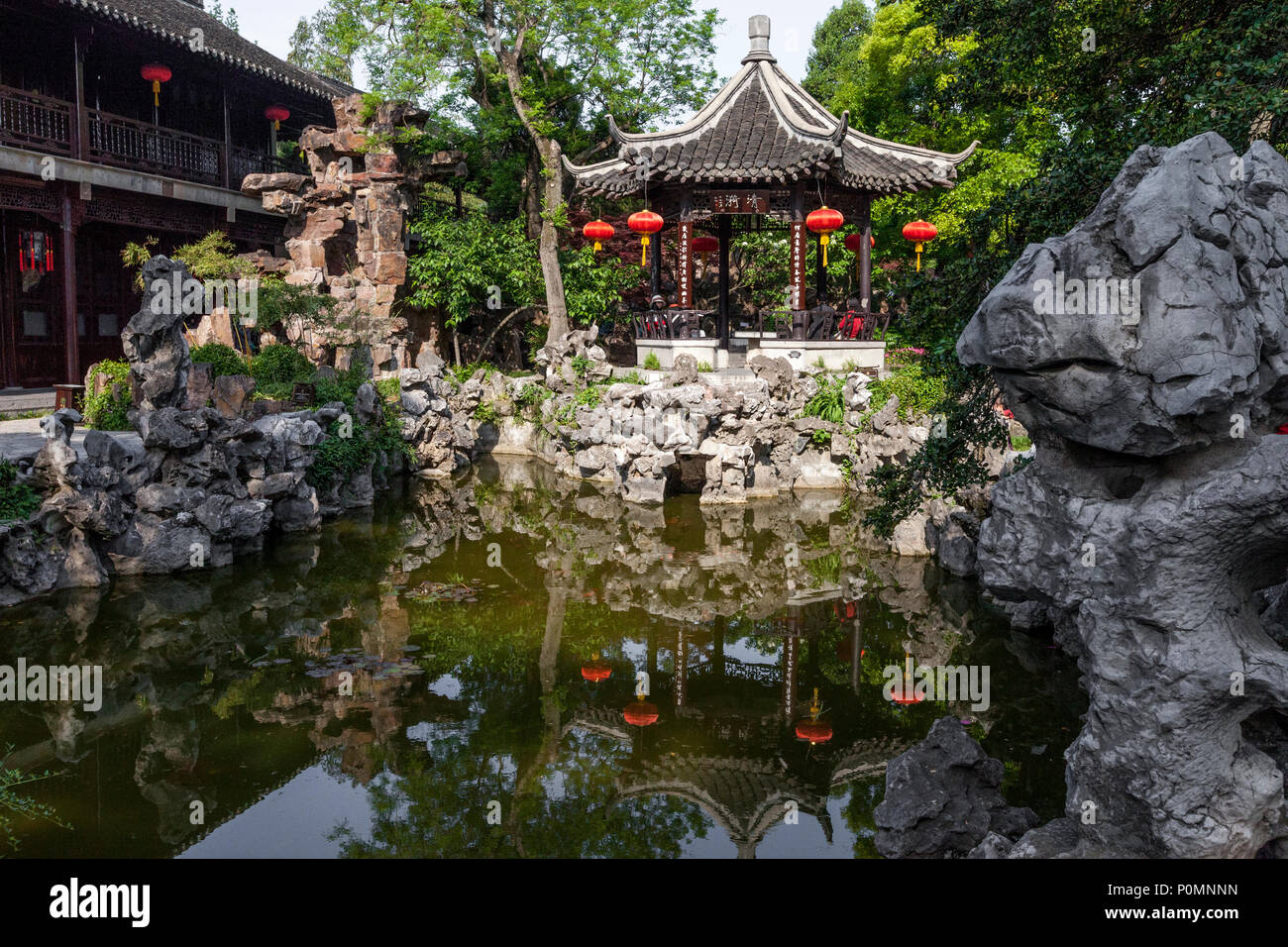 Yangzhou, Jiangsu, Cina. Ge giardino, Pavilion e stagno. Foto Stock