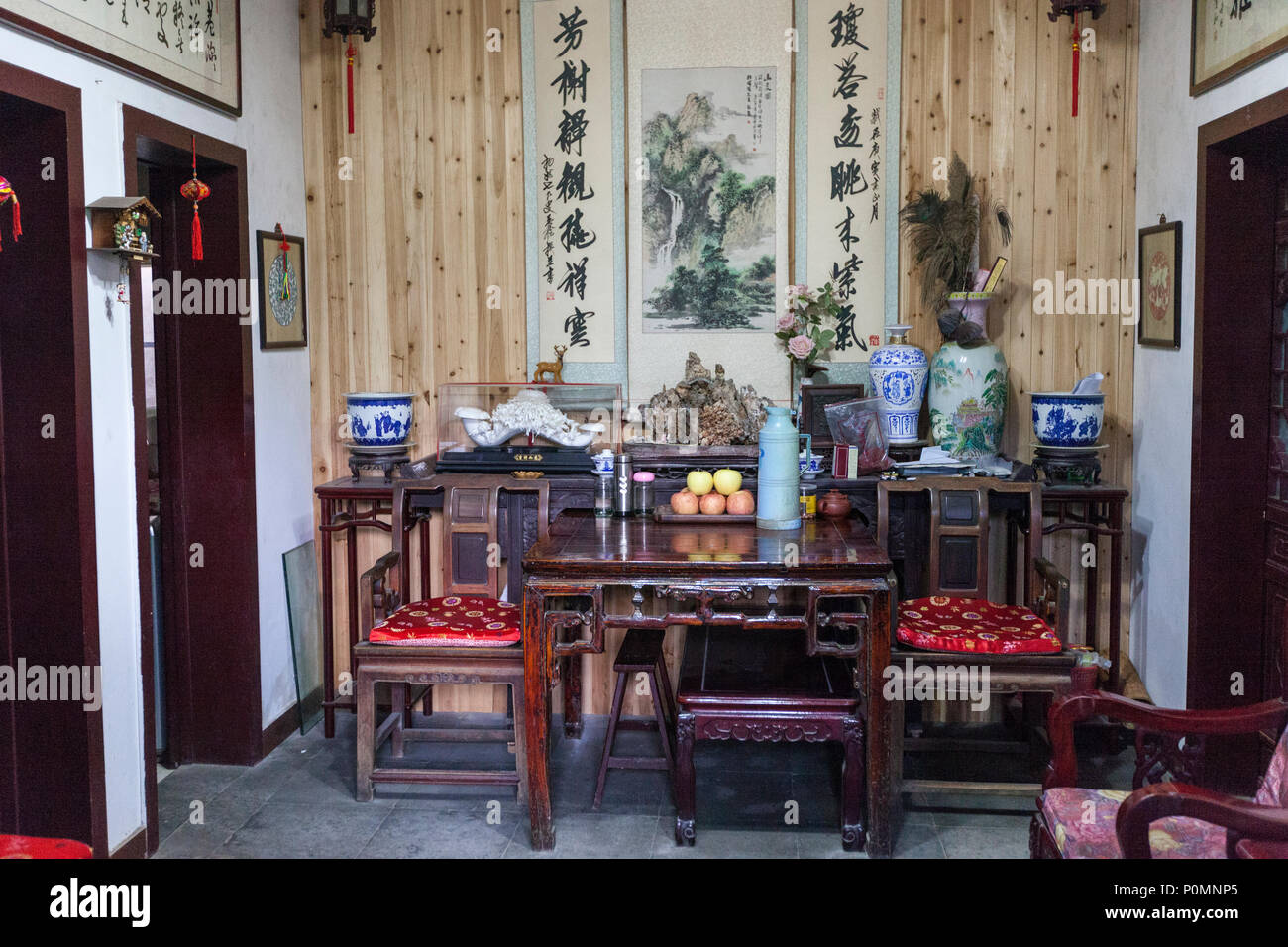 Yangzhou, Jiangsu, Cina. Ingresso in una piccola famiglia cinese Home. Foto Stock