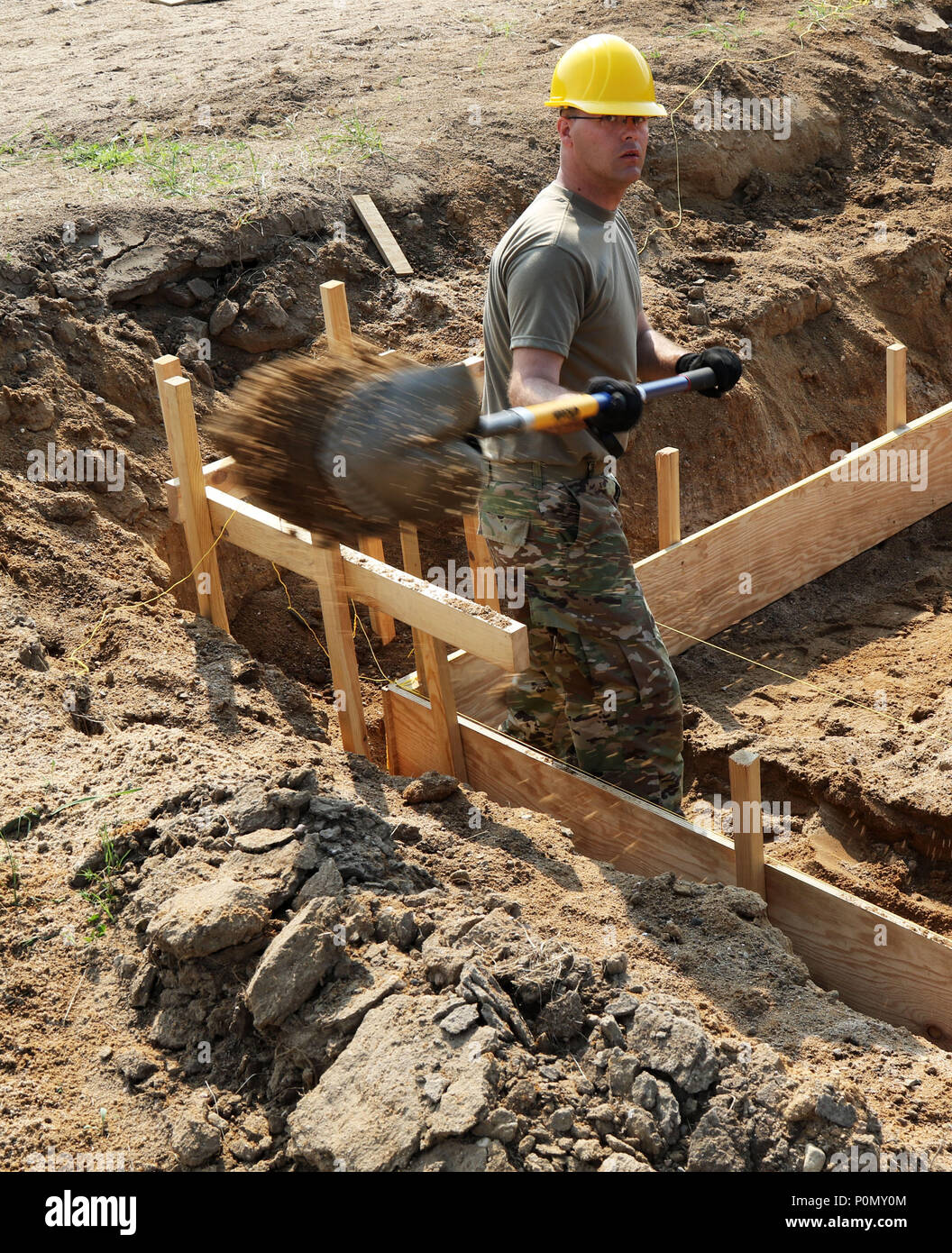 Sgt. Christopher Terstriep, una falegnameria di ingegnere in muratura con il 616th ingegneri Utilities distacco, Illinois Guardia nazionale, Milano, Ill., scava il fondamento per un futuro edificio amministrativo Giugno 2, 2018. Terstriep, da Rockford, Illinois, è in caserma Konotop, Polonia, questo mese durante la risoluta castello, una lunga U.S. Esercito Europa-led formazione cooperativa esercizio progettata per migliorare l'interoperabilità tra alleati e partner regionali. (Michigan Guardia Nazionale foto di Staff Sgt. Tegan Kucera/rilasciato) Foto Stock