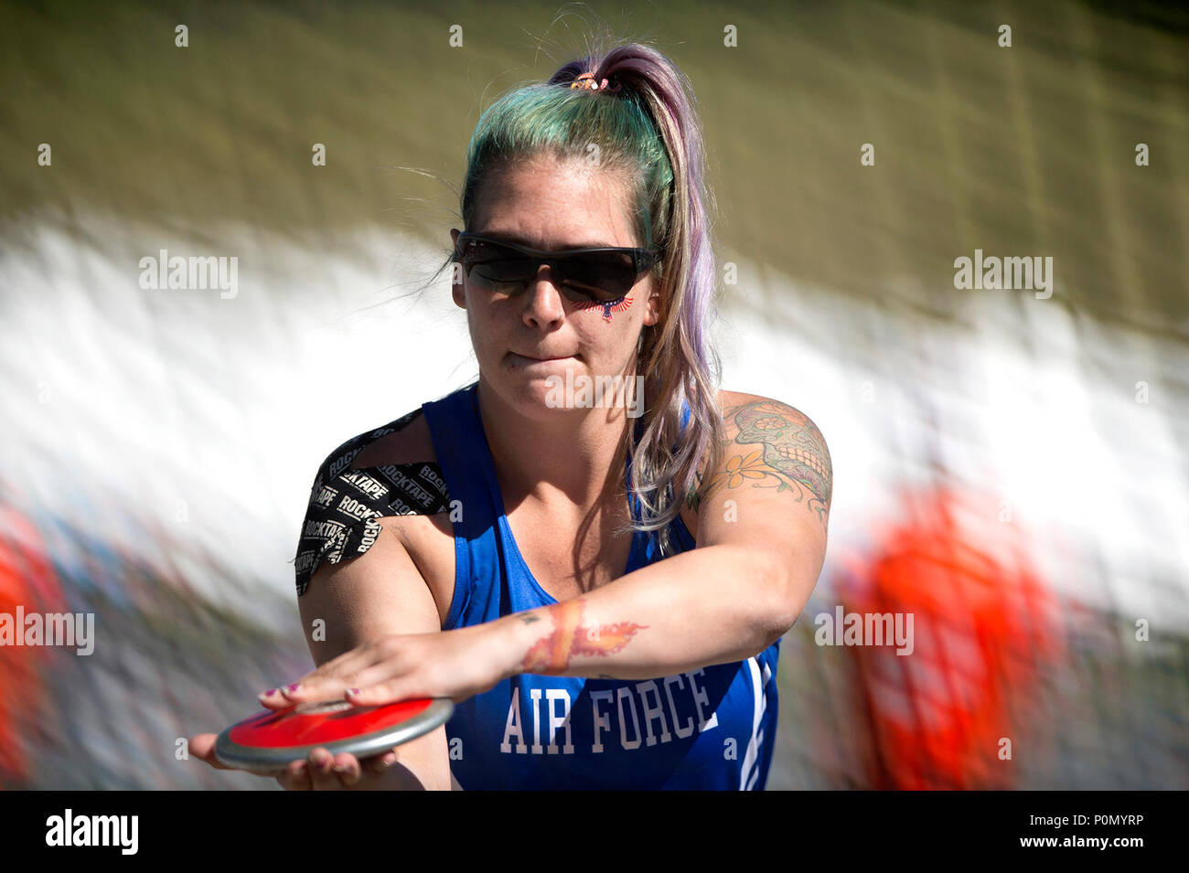 Ritirato dal punto di vista medico Air Force Senior Airman Karah Behrend si prepara a lanciare il discus durante il 2018 Warrior giochi presso la Air Force Academy in Colorado Springs, Colo. Giugno 2, 2018. Le suore si sono incontrati per la prima volta di persona presso i giochi. (DoD foto di EJ Hersom) Foto Stock