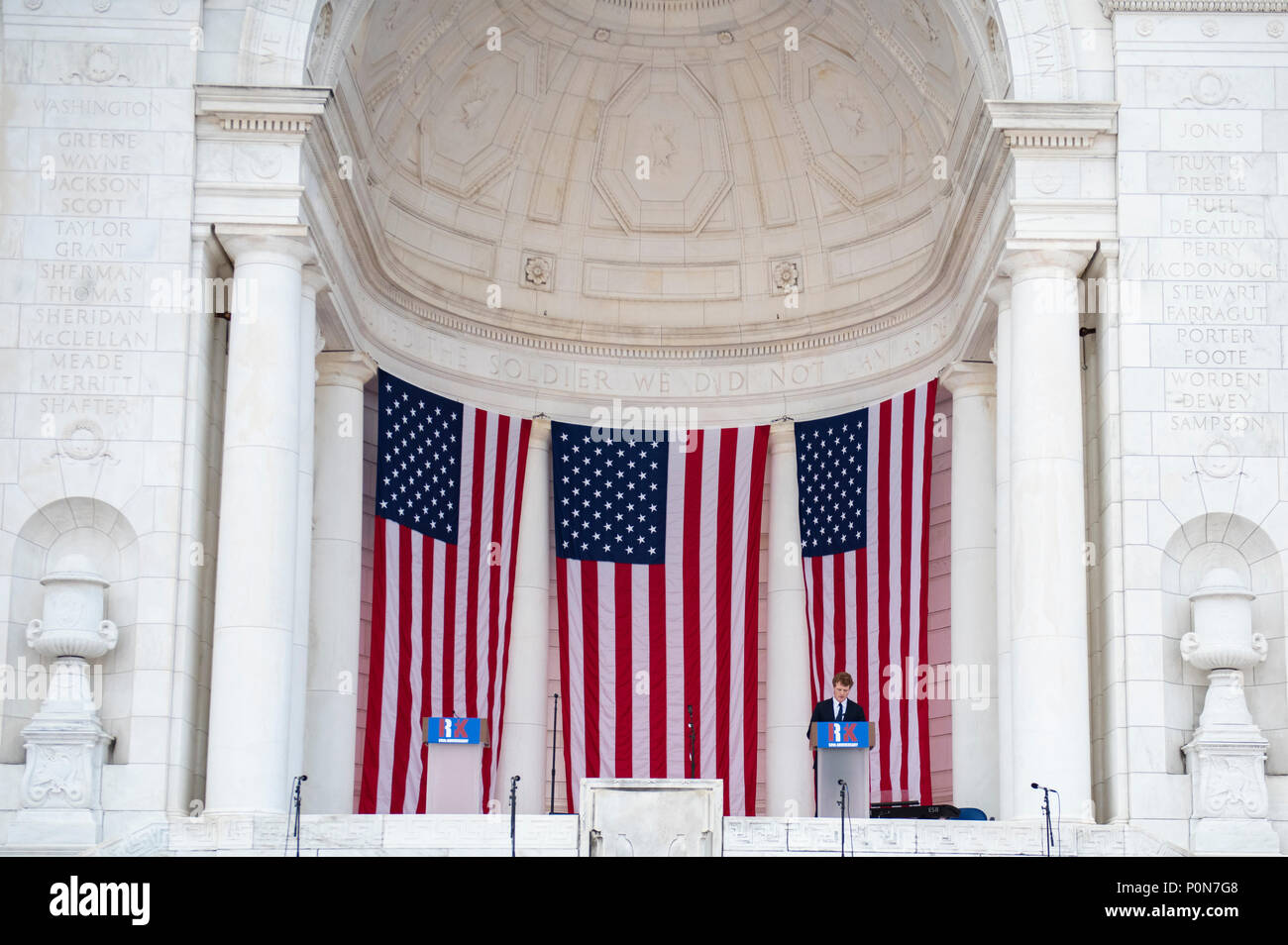 Stati Uniti Sost. Joe Kennedy III parla durante una cerimonia che celebra la vita di suo nonno, Robert F. Kennedy, in occasione del cinquantesimo anniversario del suo assassinio, nel memoriale anfiteatro presso il Cimitero Nazionale di Arlington, Arlington, Virginia, Giugno 6, 2018. La cerimonia è stata aperta al pubblico e frequentato da ex Presidente Bill Clinton, Ethel Kennedy, Kathleen Kennedy Townsend, E DEGLI STATI UNITI Sost. John Lewis, tra gli altri. (U.S. Foto dell'esercito da Elizabeth Fraser / il Cimitero Nazionale di Arlington / rilasciato) Foto Stock