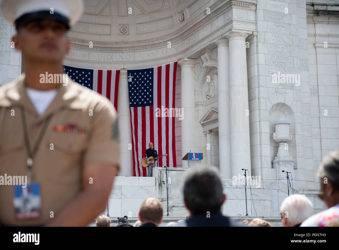 Kenny Chesney gioca "Questa terra è la tua terra' nel corso di una cerimonia che celebra la vita di Robert F. Kennedy in occasione del cinquantesimo anniversario del suo assassinio al Memorial anfiteatro presso il Cimitero Nazionale di Arlington, Arlington, Virginia, Giugno 6, 2018. La cerimonia è stata aperta al pubblico e frequentato da ex Presidente Bill Clinton, Ethel Kennedy, U.S. Sost. Joe Kennedy III, Kathleen Kennedy Townsend, E DEGLI STATI UNITI Sost. John Lewis, tra gli altri. (U.S. Foto dell'esercito da Elizabeth Fraser / il Cimitero Nazionale di Arlington / rilasciato) Foto Stock