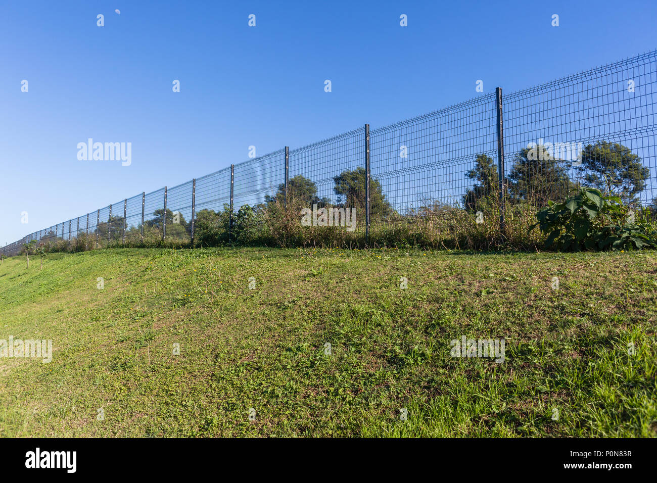 Recinzione in acciaio struttura sul confine lungo confine della proprietà  privata all'aperto campagna Foto stock - Alamy