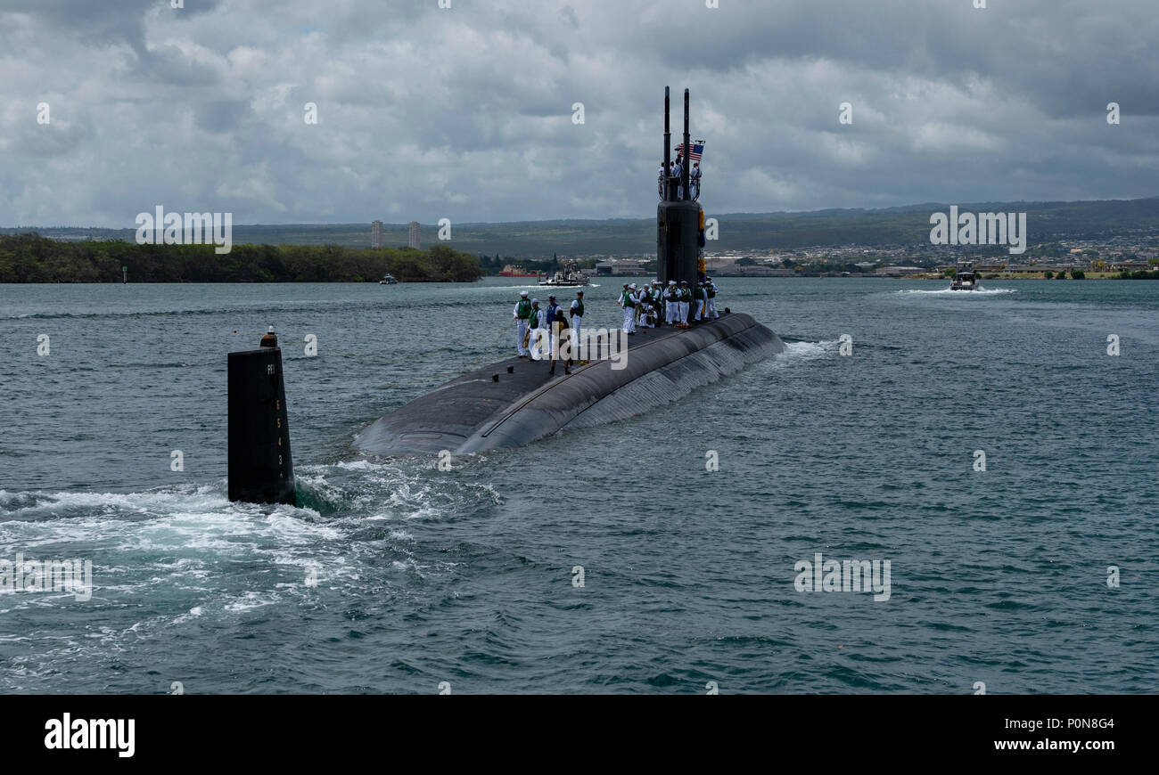 180606-N-LY160-0053 PEARL HARBOR, Hawaii (6 giugno 2018) i marinai a bordo del Los Angeles-classe fast-attacco sommergibile USS Columbia (SSN 771) preparare per ormeggiare presso il centro storico di piloni sottomarino a base comune perla Harbor-Hickam dopo sei mesi di pacifico occidentale di distribuzione, 6 giugno. (U.S. Foto di Marina di Massa lo specialista di comunicazione 2a classe Michael H. Lee/ rilasciato) Foto Stock