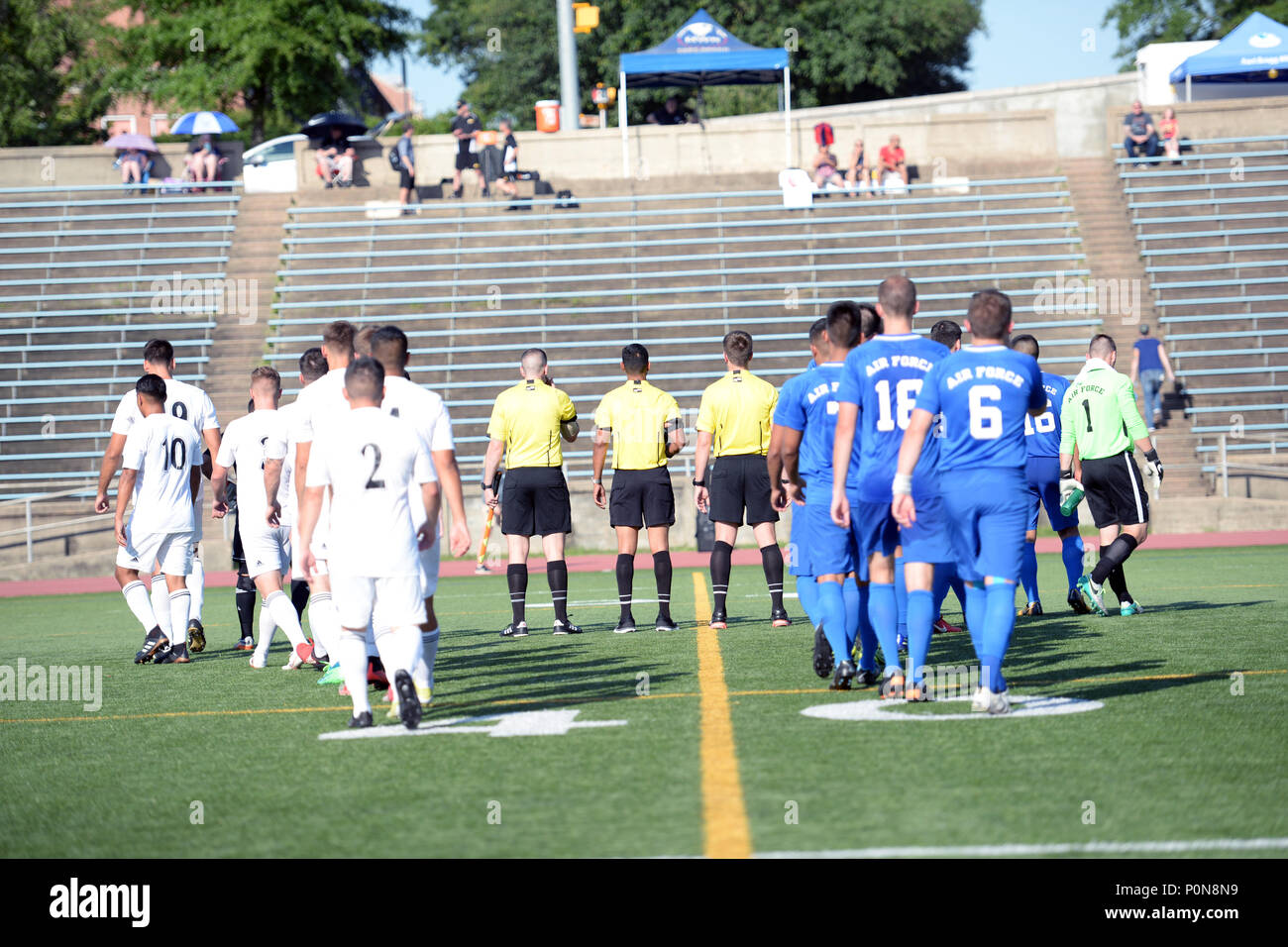 FORT BRAGG, N.C. (5 giugno 2018) Marine Corps e Air Force face off nel giorno due del 2018 le Forze Armate di uomini di calcio del campionato svoltosi a Fort Bragg, N.C. da 2-10 giugno, dotate di organi di servizio dall'esercito, Marine Corps, Marina (compresi Coast Guard) e forza dell'aria. (U.S. Navy foto di Lt. Dana Ayers/rilasciato) Foto Stock