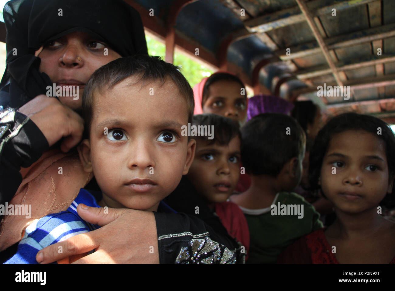 Bangladesh: Rohingya di rifugiati in fuga dall'operazione militare in Myanmar è stato di Rakhine, inserito il territorio del Bangladesh a rifugiarsi a Teknaf In Cox bazar, Bangladesh. Più di mezzo milione di rifugiati Rohingyas dal Myanmar è stato di Rakhine, avere le croci in Bangladesh dal mese di agosto 25, 2017 secondo l ONU. Il militare di Myanmar la più recente campagna contro l'Rohingyas iniziato dopo l'attacco su più posti di polizia in stato di Rakhine. © Rehman Asad/Alamy Stock Photo Foto Stock