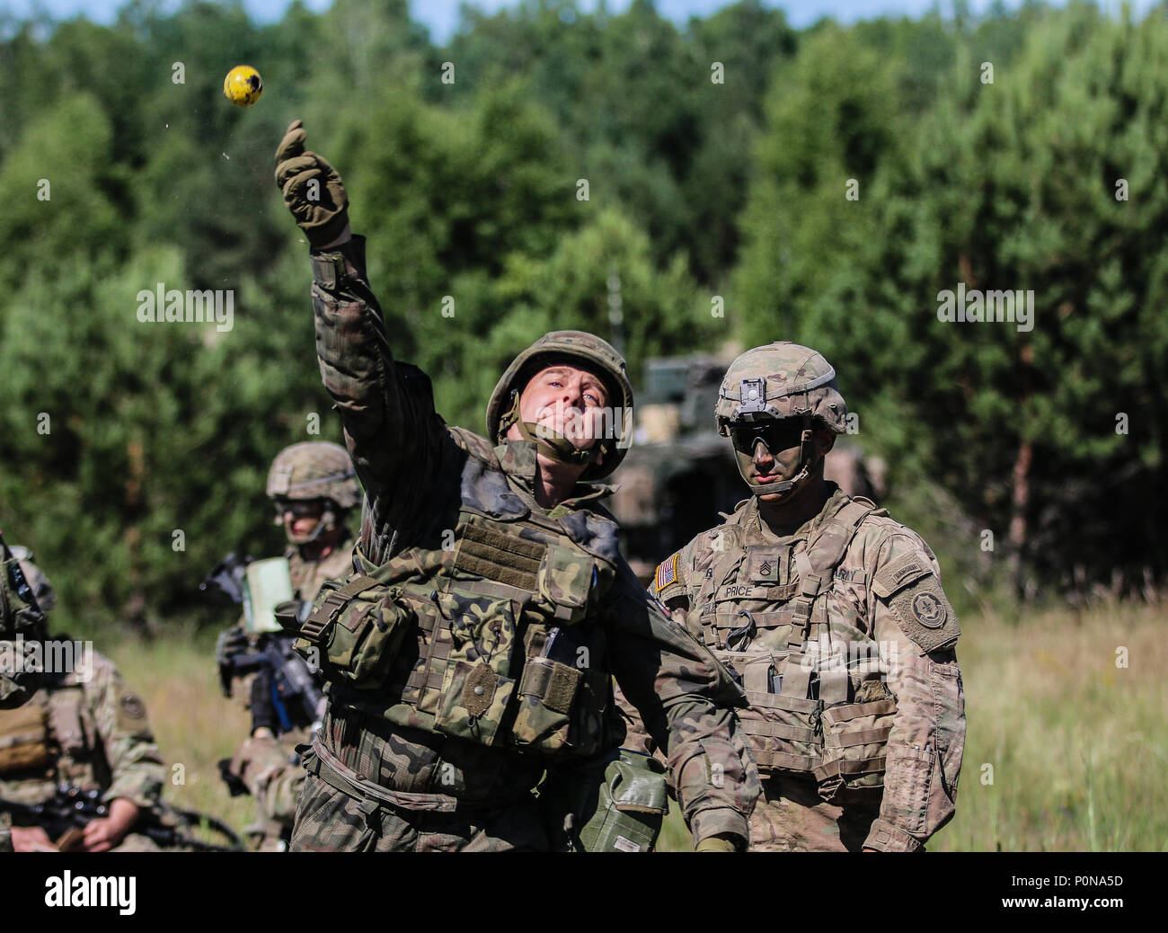 Stati Uniti Il personale dell'esercito Sgt. Mitchel Prezzo (a destra), piccolo scivolo, Wisconsin native, leader di squadra con il primo squadrone, 2° reggimento di cavalleria, e l'esercito polacco Pvt. Wons Luckasz, con xv brigata meccanizzata, gettare granate di formazione durante il Puma 2 esercizio come una parte di Saber Strike 18 con il gruppo di combattimento della Polonia a Wyreby, Polonia il 7 giugno 2018. Questo anno di esercizio, che corre da Giugno 3-15, prove di alleati e partner provenienti da 19 paesi sulla loro capacità di lavorare insieme per scoraggiare le aggressioni nella regione e migliorare ogni unità è la sua capacità di svolgere la loro missione designata. (U.S. Esercito foto di Spc. Hubert D. Delany Foto Stock