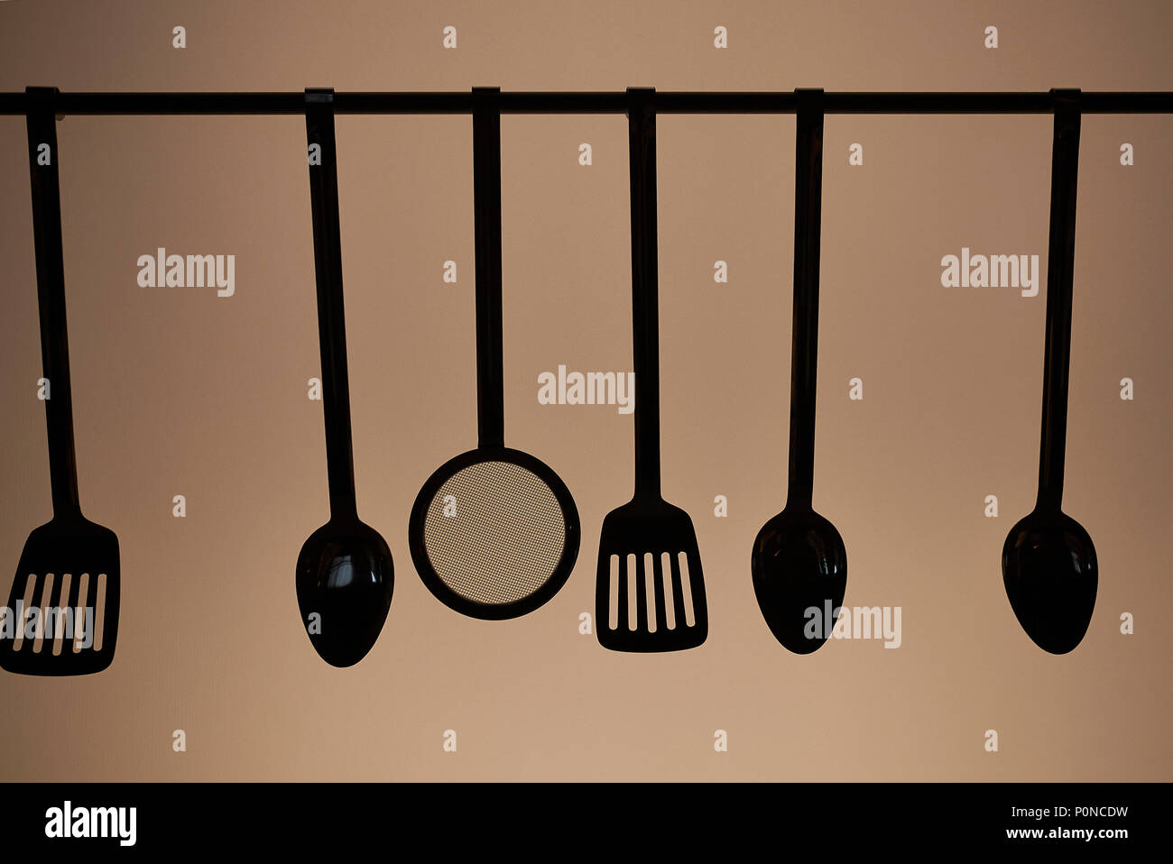 Un assortimento di stoviglie sagome Foto Stock