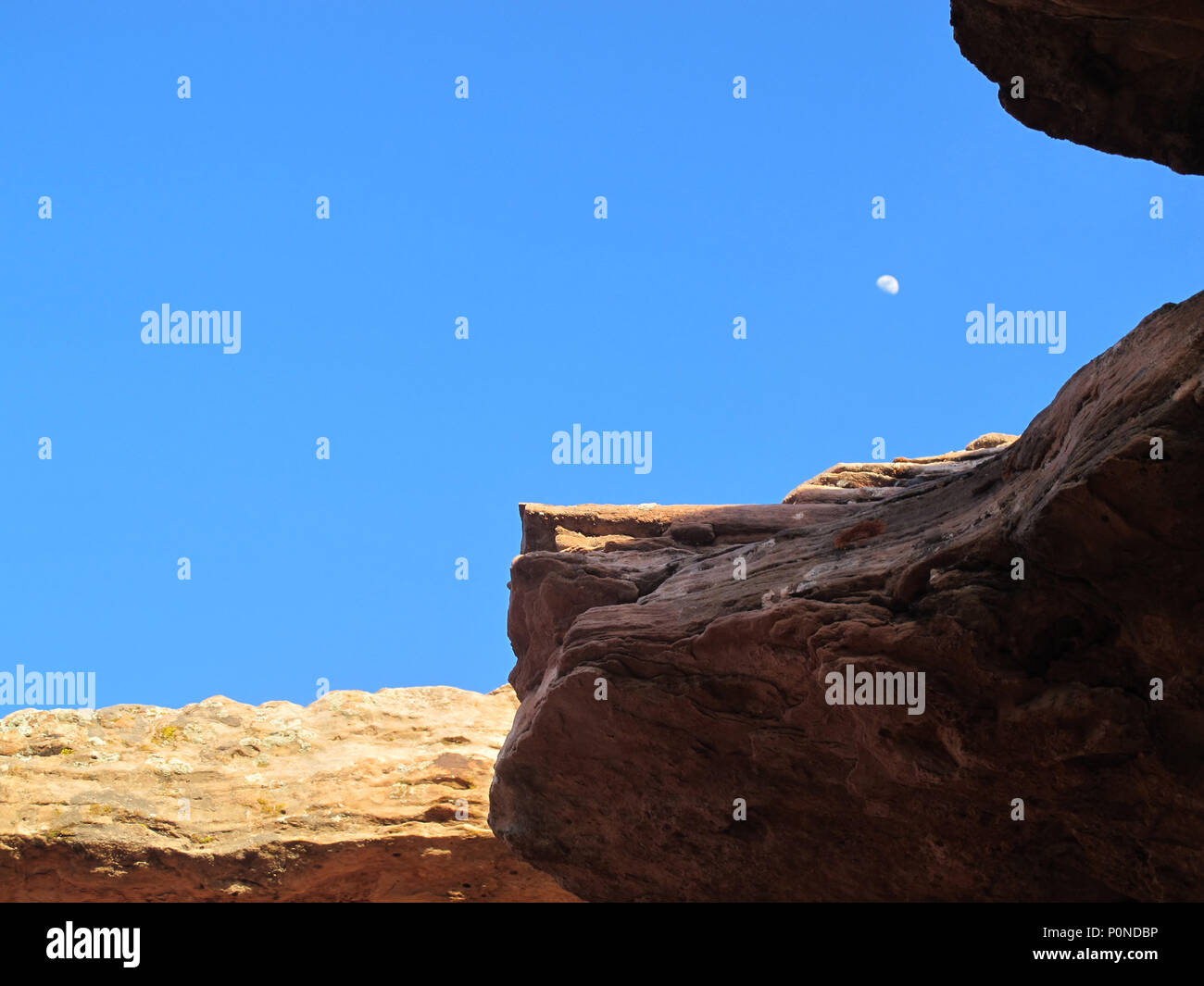 Cielo azzurro incorniciato da sud-ovest degli Stati Uniti Desert scogliere e sporgenza rocciosa Foto Stock