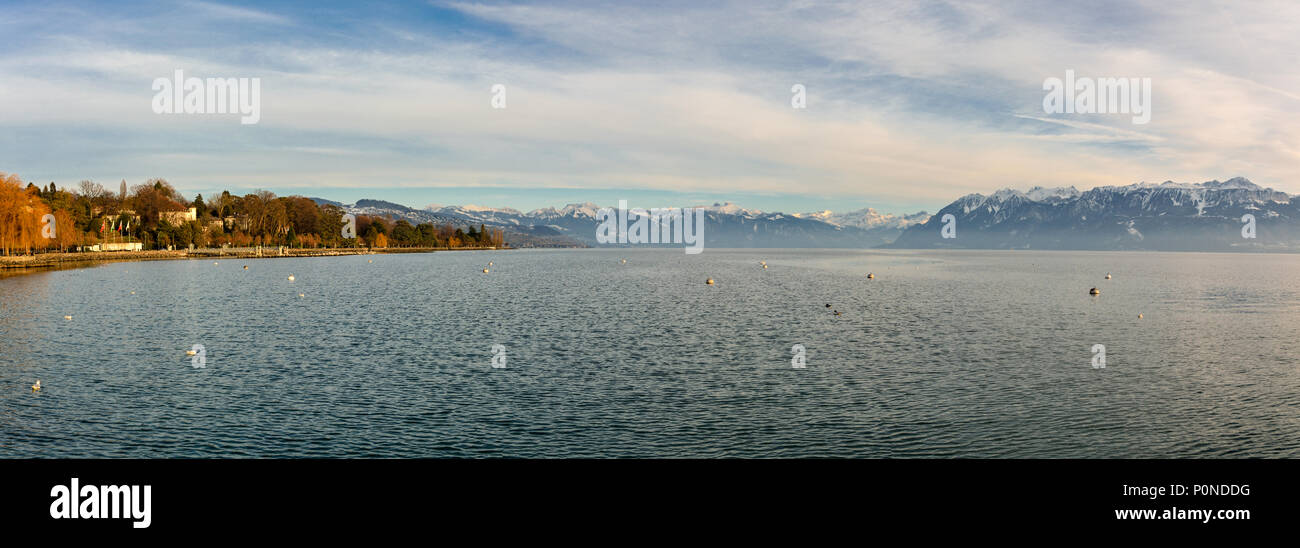 Vista sul Lago di Ginevra e sulle Alpi svizzere da waterfront a Losanna, Svizzera Foto Stock