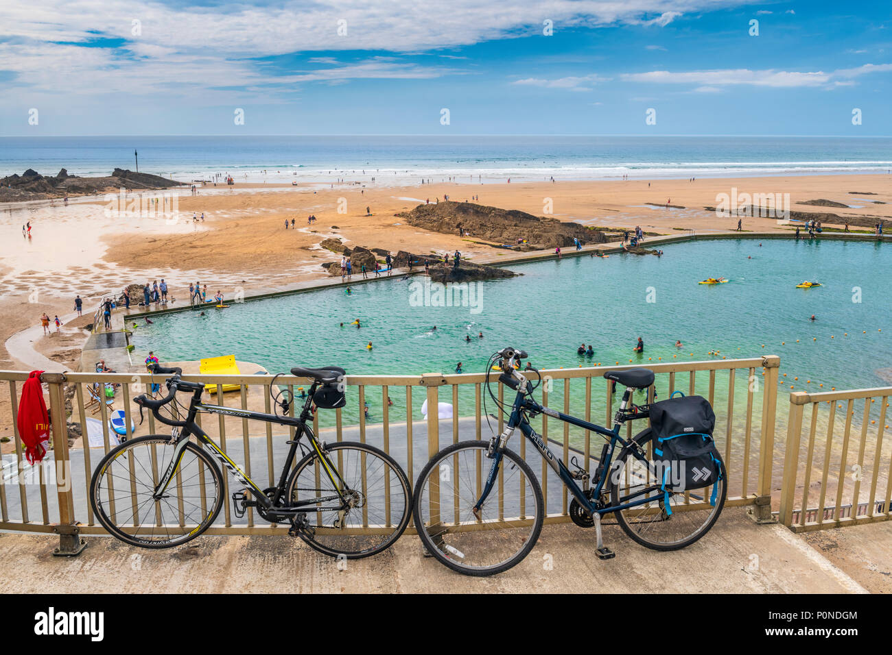 In una giornata di sole, le persone godono il recentemente ristrutturato aria aperta seapool sul lungomare a Bude in North Cornwall. Foto Stock