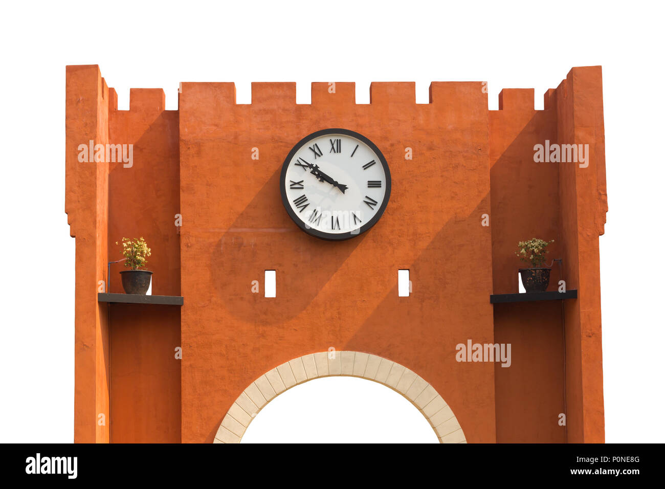 La parete con un grande orologio su sfondo bianco. Foto Stock