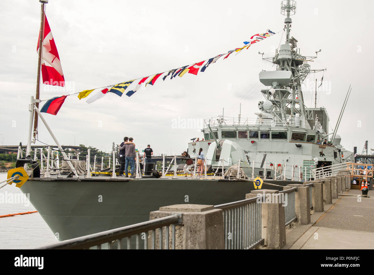 La HMCS Regina (FFH 334) è una fregata missilistica guidata classe Halifax della Royal Canadian Navy, commissionata nel 1993. L'immagine d'archivio registra i visitatori sulla prua durante il Rose Festival Fleet Week a Portland, Oregon, l'8 giugno 2018, una celebrazione pubblica dei servizi marittimi statunitensi e canadesi. Foto Stock