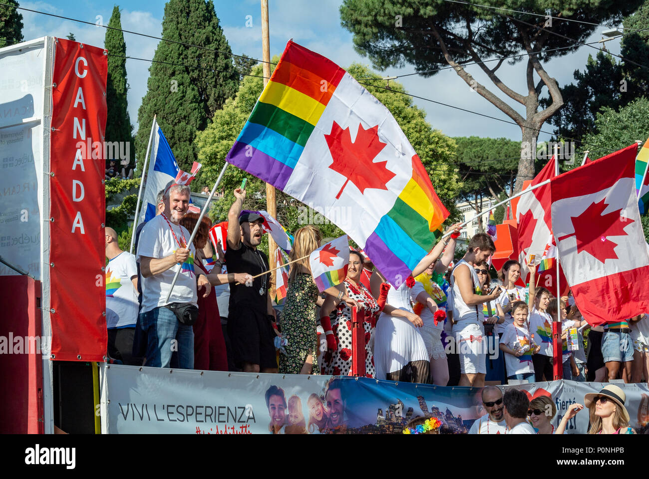 Roma, Lazio, Italia, Un gruppo di canadesi al gay Pride di Roma durante la sfilata. Solo per uso editoriale. Foto Stock