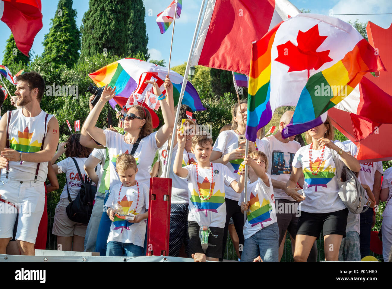 Roma, Lazio, Italia, Un gruppo di canadesi al gay Pride di Roma durante la sfilata. Solo per uso editoriale. Foto Stock