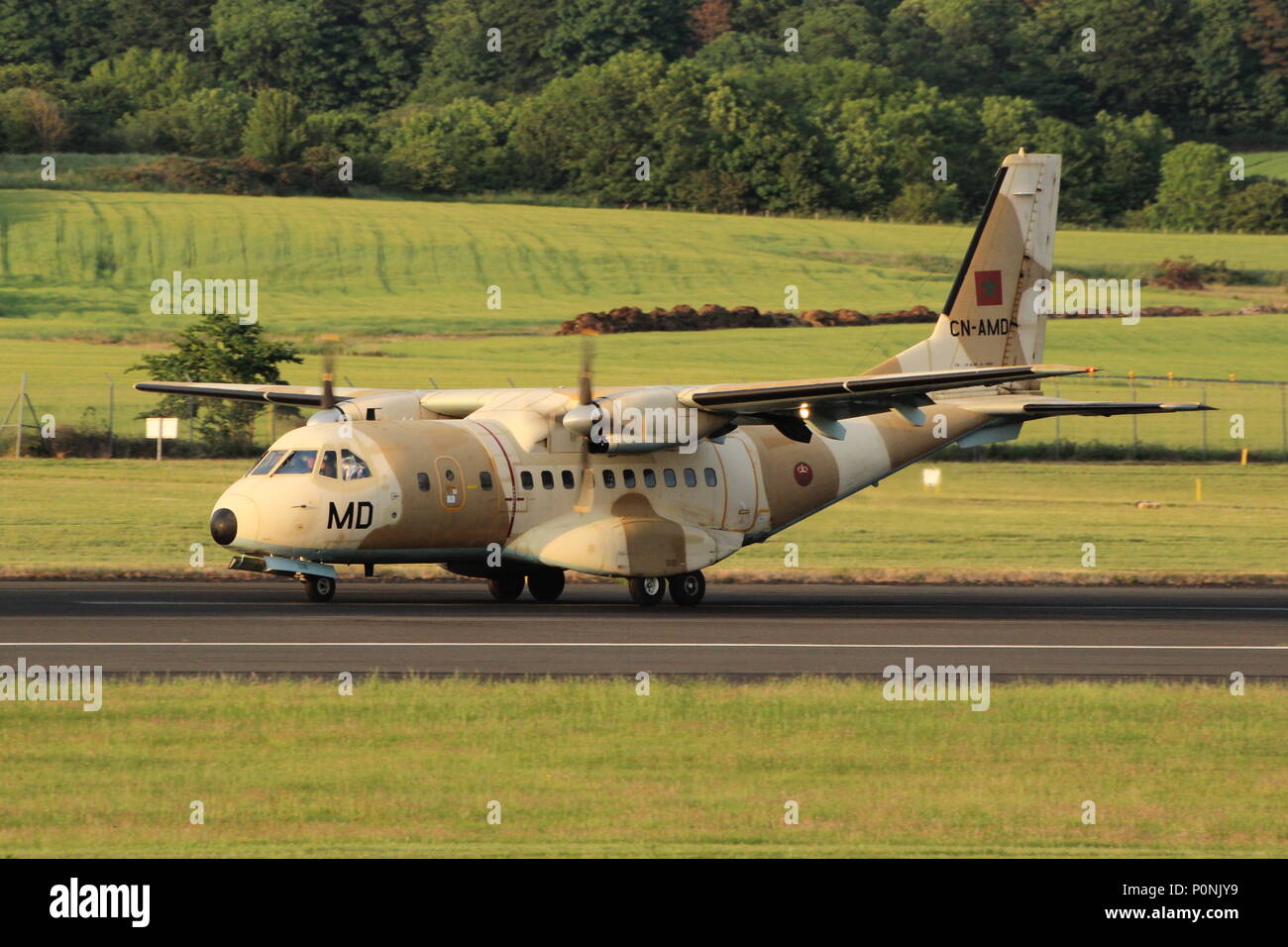 CN-AMD, una casa CN-235M-100 azionato dal marocchino Royal Air Force, in atterraggio a Prestwick International Airport in Ayrshire. Foto Stock