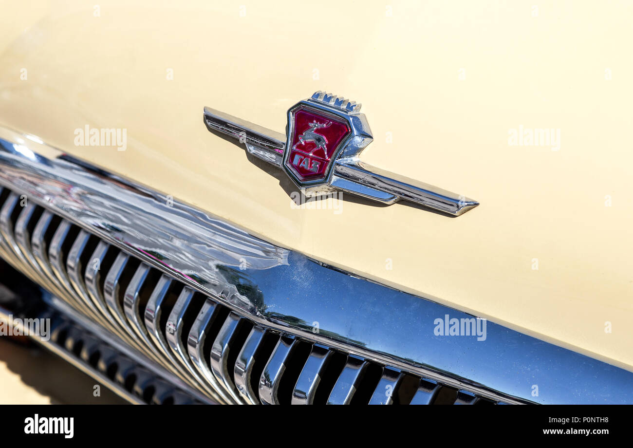Samara, Russia - 27 Maggio 2018: Mascotte e il logo di una vettura retrò Volga GAZ-21 sul cofano del veicolo Foto Stock