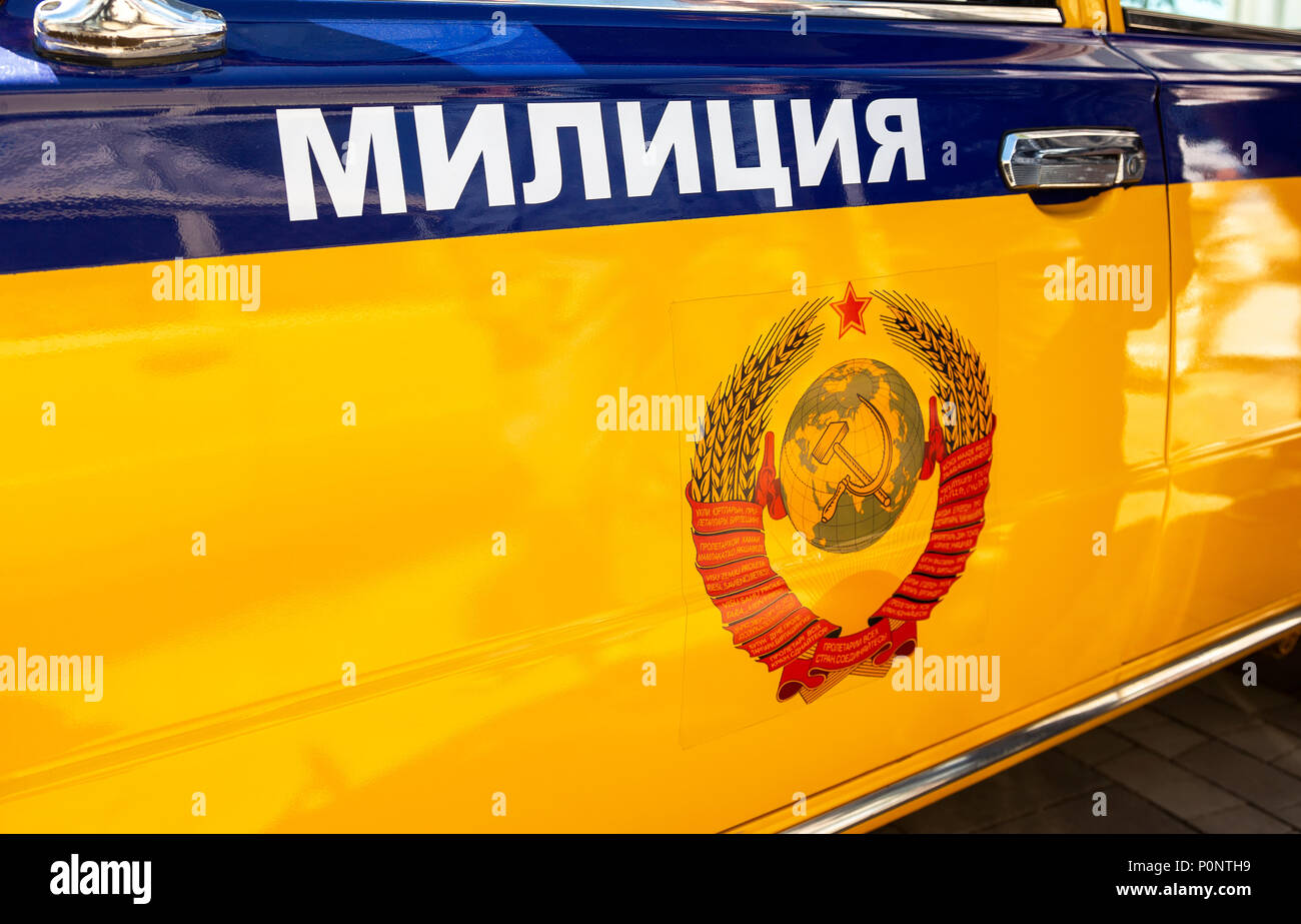 Samara, Russia - 27 Maggio 2018: iscrizione 'Militsia' (polizia) ed emblema della ex Unione sovietica nel consiglio di amministrazione di polizia russa auto Foto Stock